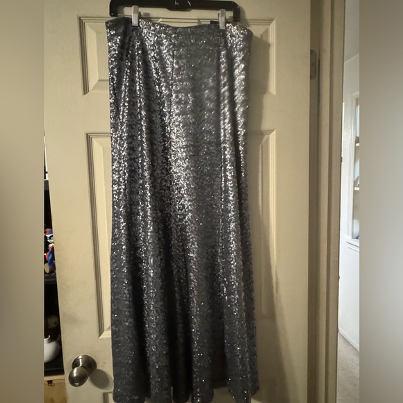 Sparkle time in sequined ankle length silver skirt. - Picture 1 of 3